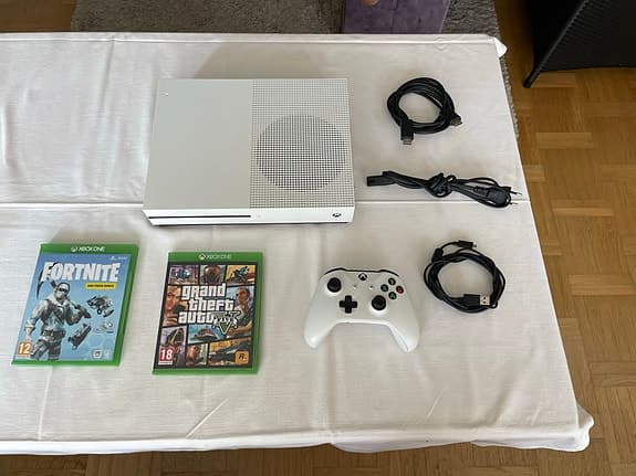 Xbox One S spelkonsol vit med handkontroll och spel