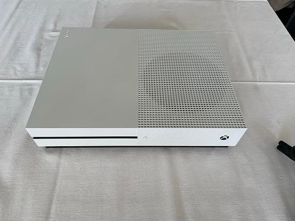 Xbox One S spelkonsol vit med handkontroll och spel