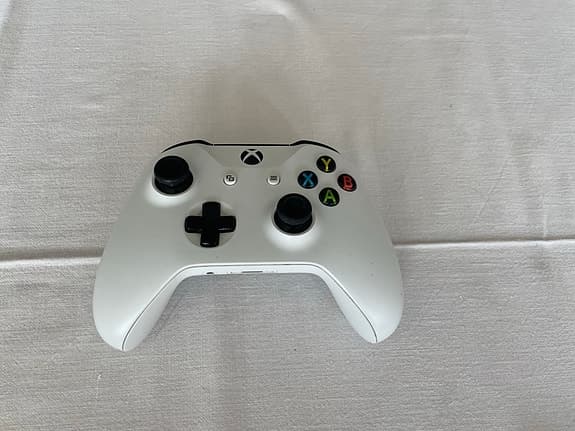 Xbox One S spelkonsol vit med handkontroll och spel