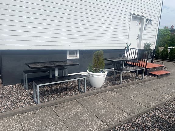 Utebänkar med bord i metall och trä