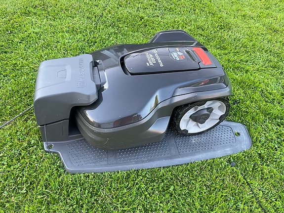 Husqvarna Automower 305 + Connect (Appstyrning) + Garage + Tillbehörspaket