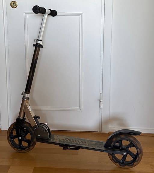 Aluway sparkcykel svart/silver med stora hjul (Nypris 2 400 kr)