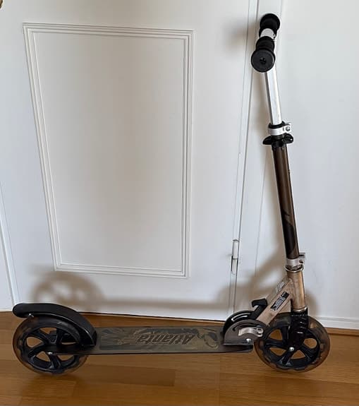 Aluway sparkcykel svart/silver med stora hjul (Nypris 2 400 kr)