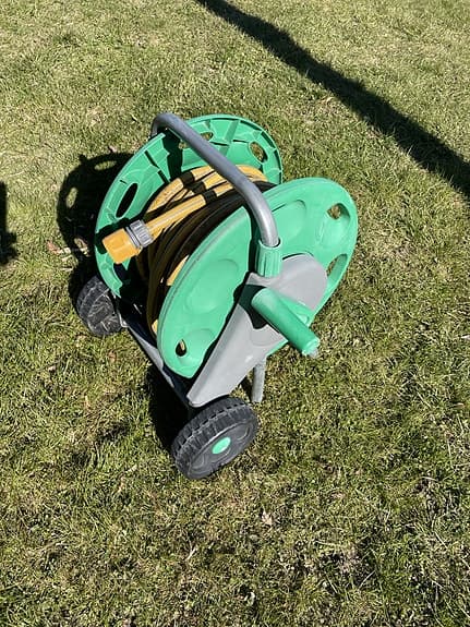 Slangvagn med trädgårdsslang