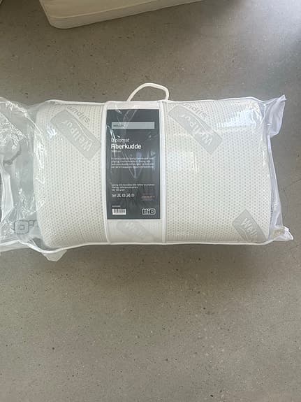 2 vita wellpur kuddar från Jysk