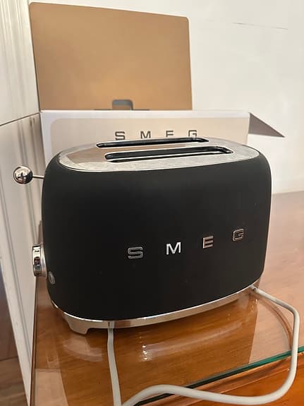 Helt ny SMEG-brödrost i kartong. Svart
