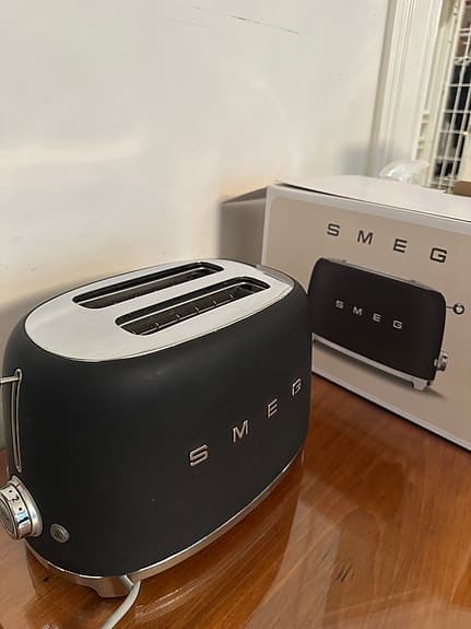 Helt ny SMEG-brödrost i kartong. Svart