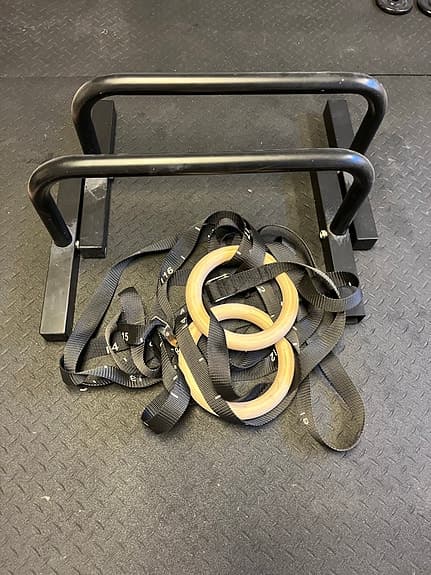 Parallettes och gymnastikringar för träning