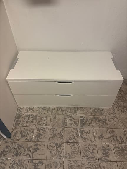 Vit förvaringsmöbel med två stora lådor