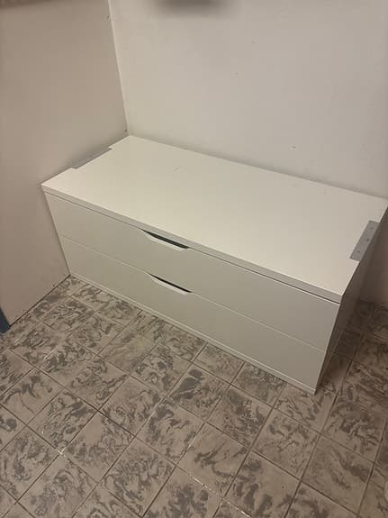 Vit förvaringsmöbel med två stora lådor