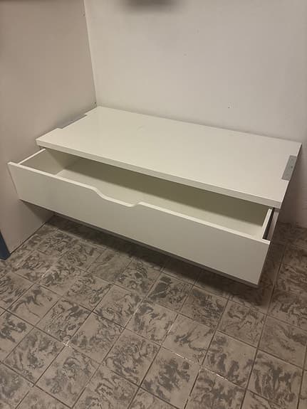 Vit förvaringsmöbel med två stora lådor