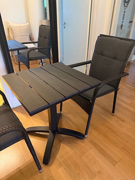 Utemöbelset – bord + 2 stolar med dyno