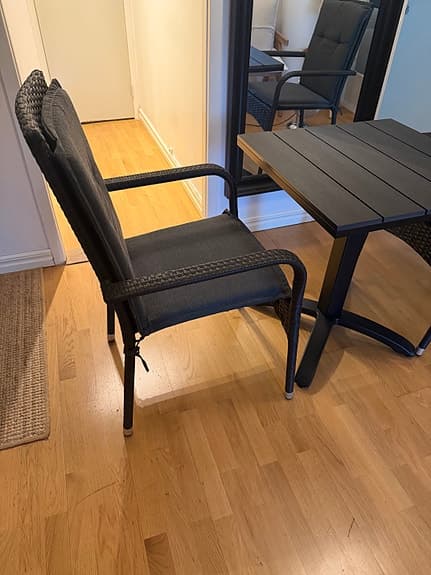 Utemöbelset – bord + 2 stolar med dyno