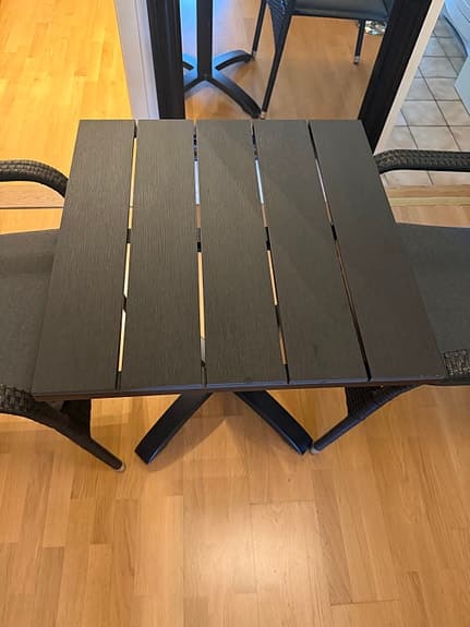 Utemöbelset – bord + 2 stolar med dyno