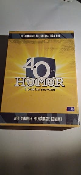 40 års HUMOR i public service – Vol 1 & 2 (Komplett box, Vol 2 INPLASTAD!)