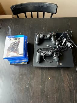 Ps4 med kontroller och spel