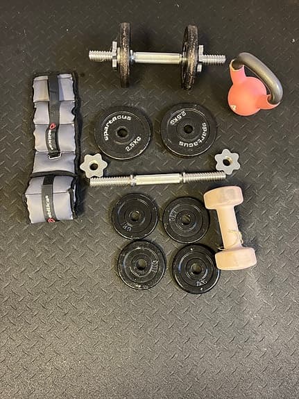 Hantelset med viktskivor, kettlebell och viktmanschetter