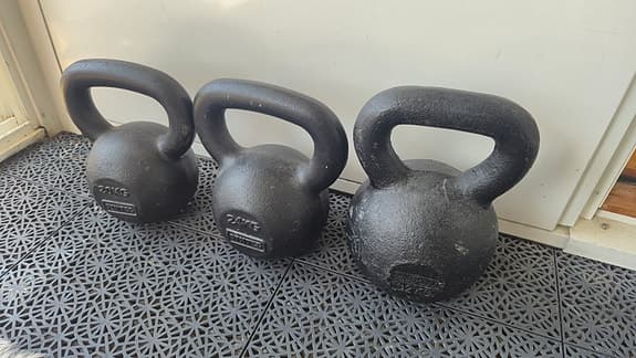 Kettlebells gjutjärn 32 kg, 24 kg och 20 kg