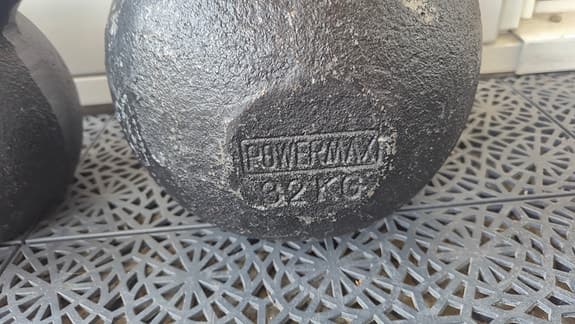 Kettlebells gjutjärn 32 kg, 24 kg och 20 kg