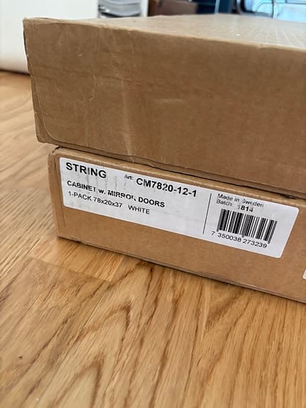 Skåp från String med spegeldörrar