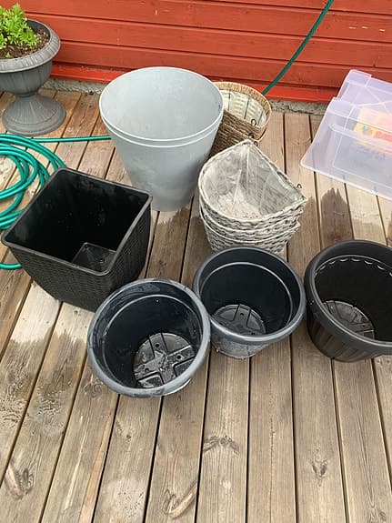 Krukor och blomlådor i plast och rotting