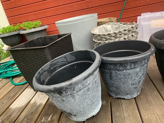 Krukor och blomlådor i plast och rotting