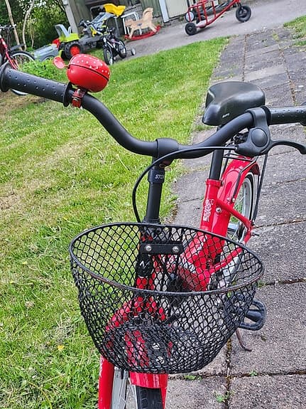 Barncykel 16 tum Marvil säljes
Röd barncykel 16” säljes.