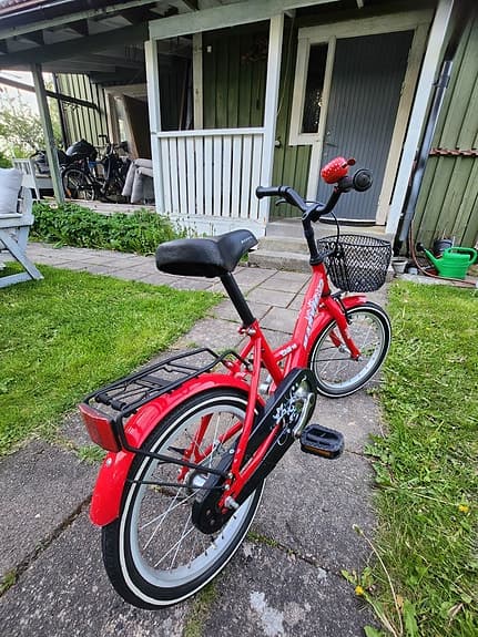 Barncykel 16 tum Marvil säljes
Röd barncykel 16” säljes.