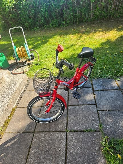 Barncykel 16 tum Marvil säljes
Röd barncykel 16” säljes.