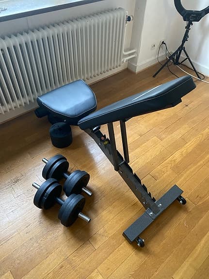 Justerbar träningsbänk med hantlar