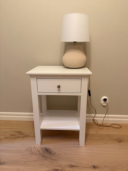 Vitt sängbord med låda