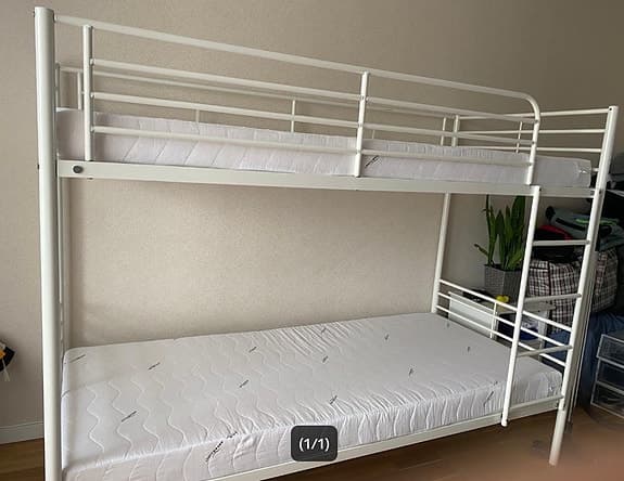Våningssäng med två madrasser vit