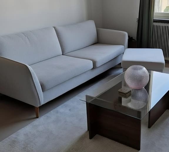Fin soffa inkl. fotpall från MIO
