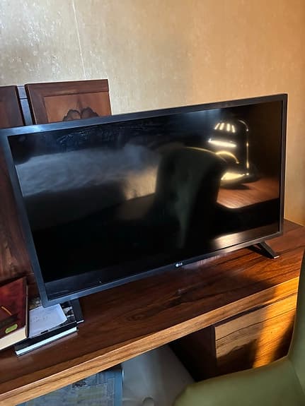 LG TV svart 32 tum (LM63)