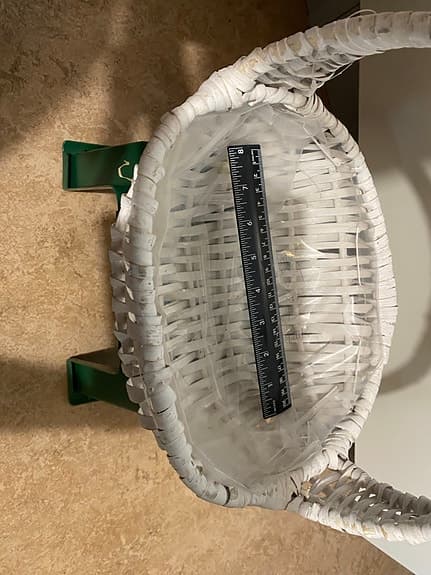 Vit flätad korg med handtag
