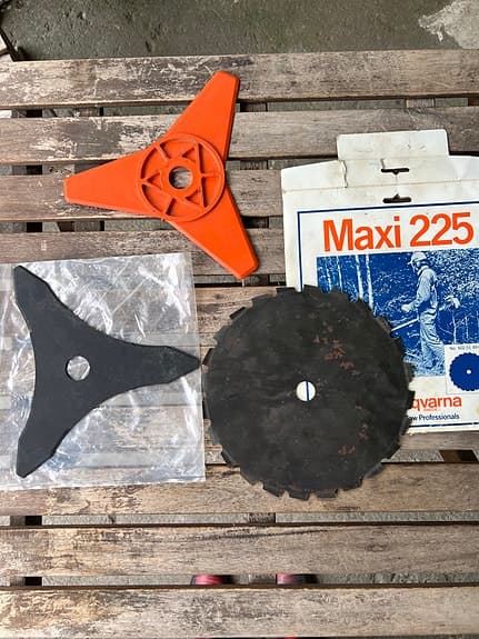 Husqvarna Maxi 225 röjsågsklingor och trimmerblad