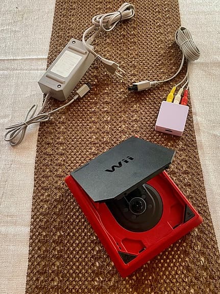 Nintendo Wii röd spelkonsol med AV till HDMI-adapter