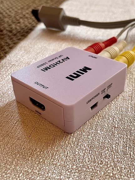 Nintendo Wii röd spelkonsol med AV till HDMI-adapter