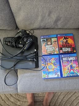 Sony Playstation 4 med handkontroll, kamera och spel