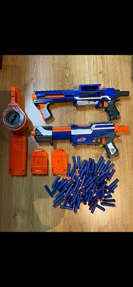 Nerf leksaksvapen med pilar och andra tillbehör