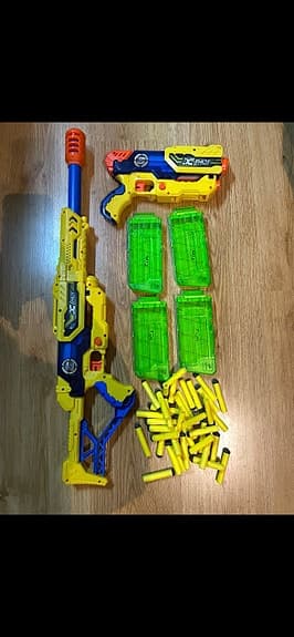 Nerf leksaksvapen med pilar och andra tillbehör