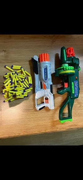 Nerf leksaksvapen med pilar och andra tillbehör