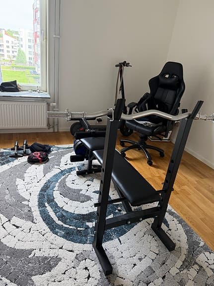 Träningsbänk med skivstång och vikter