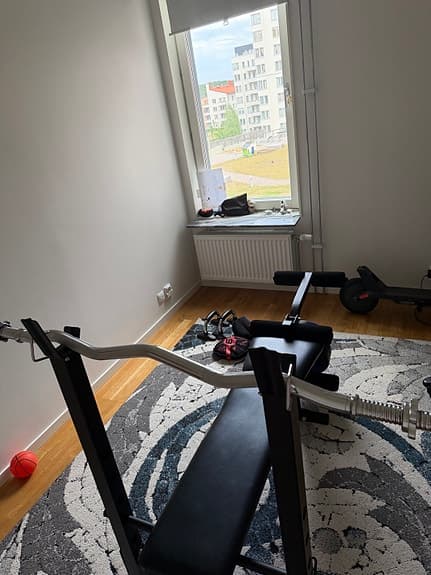 Träningsbänk med skivstång och vikter