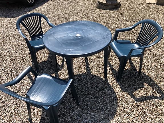 Trädgårdsmöbler 3 stolar o ett bord stapelbart!