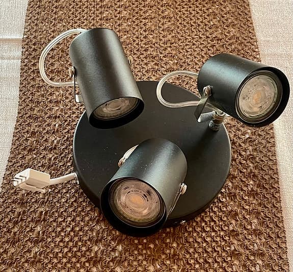 Svart takspot med 3 riktbara lampor. Från Clas Ohlson.