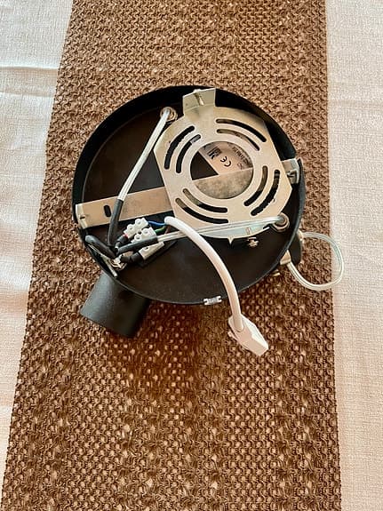 Svart takspot med 3 riktbara lampor. Från Clas Ohlson.