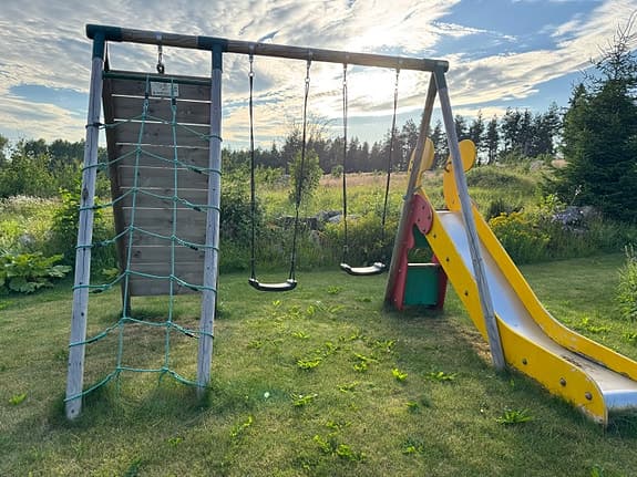 Gungställning med klättervägg och nät