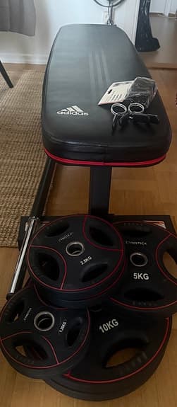 Träningsbänk Adidas med skivstång och vikter Gymstick