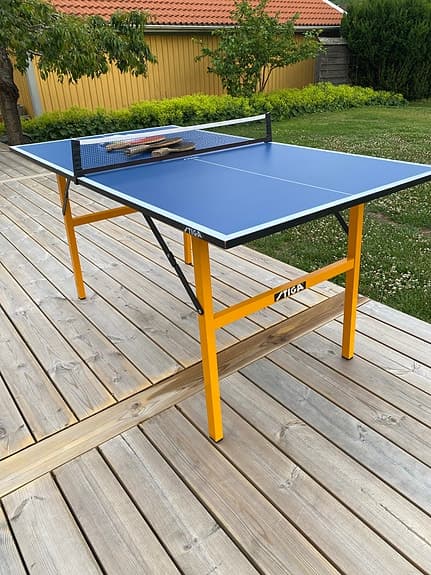 Stiga pingisbord blått med nät och tillbehör, finns i Älvsjö